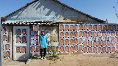 Ожидающая сноса астанчанка обклеила дом портретами Назарбаева