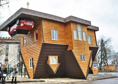 Изнутри: перевернутый дом под Минском