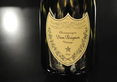 бутылки шампанского \"дом периньон\" на белом фоне Редакционное Фото -  изображение насчитывающей виноградники, средств: 223816966