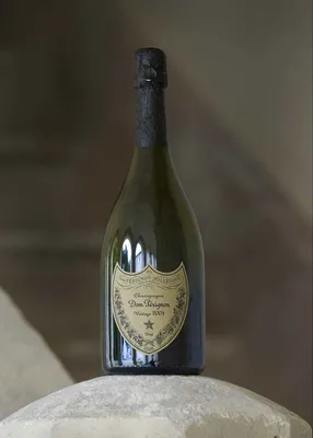 Про вино - Дом Периньон (Dom Perignon), келарь аббатства Оливье,  прославился: - созданием шампанского; - усовершенствованием технологии  производства белых вин из красных сортов винограда; - применением пробок из  коры пробкового дуба для