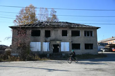 Призрак» совхоза. Почему старое общежитие на улице Восточной до сих пор  стоит, горит и никто его не сносит Ревда новости