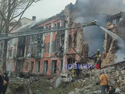 В результате ночного обстрела разрушен жилой дом в центре Николаева – пожар  тушат до сих пор (фото,
