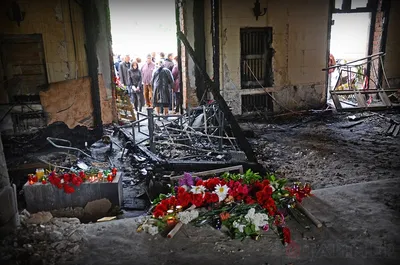 Жители Одессы несут цветы к Дому профсоюзов в годовщину трагедии | Пикабу