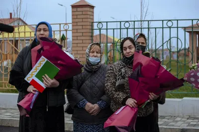 Принуждение к Мьянме. Десятки тысяч людей, собранных на главной площади  Грозного, выслушали позицию Рамзана Кадырова: он не одобряет действий  российских дипломатов в ООН и разделяет позицию Великобритании — Новая  газета