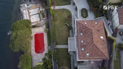 Бассейн на вилле Соловьева в Италии залили красной краской — РБК