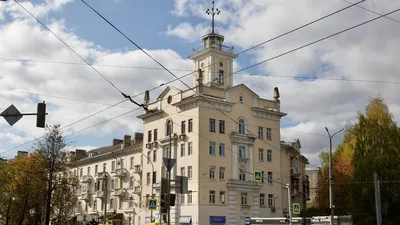 Шестиэтажная сталинка (а значит, с лифтом) на Ломоносовской. Построен дом в  1950-м для работников Мельничного комбината имени С. М. Кирова… | Instagram