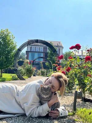 Новости шоу-бизнеса: Тина Кароль прилегла в саду своего дома и показала  домашнюю любимицу — фото, видео — Гламур