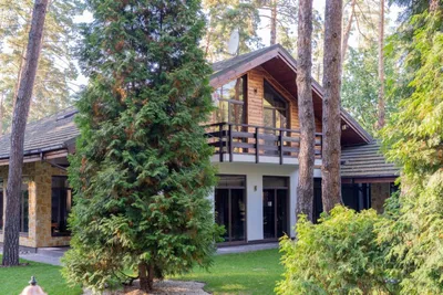 Загородный дом из бруса в сосновом лесу, россия | House architecture  design, House styles, House designs exterior