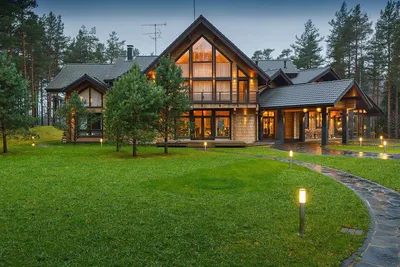 Этот черный дом в Канаде предназначен для размеренной жизни в лесу