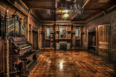 Денис Оншин on Instagram: \"Дом Винчестеров. В нём около 500 комнат, 2 000  дверей, 10 000 окон и 40 лестниц. Строился он на протяжении 38 лет. Таким  образом Сара Винчестер спасалась от