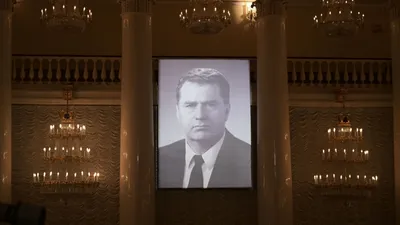 Появились фото огромной очереди к гробу Жириновского: артисты, спортсмены,  политики