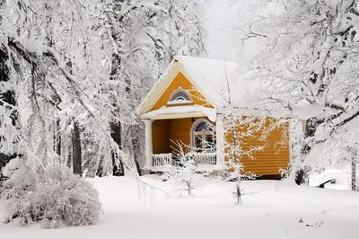 Теплый загородный или дачный дом зимой