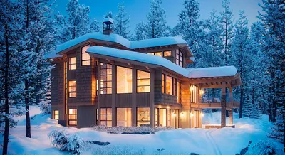 Дом в снежных лесу зимой стоковое изображение. изображение насчитывающей  строя - 170965211