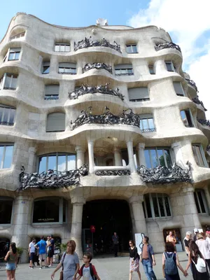 Знаменитый волнистый дом Гауди в Барселоне | Лаперуз