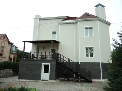 Одноэтажный дом из коричневого и белого кирпича | Лесстройпроект