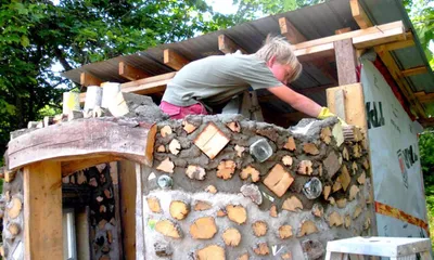 Глиночурка - круглый дом из дров и глины с земляной крышей| Cordwood