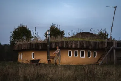 Видеорепортаж о жизни белоруса, который бросил все и уехал строить дома из  грязи