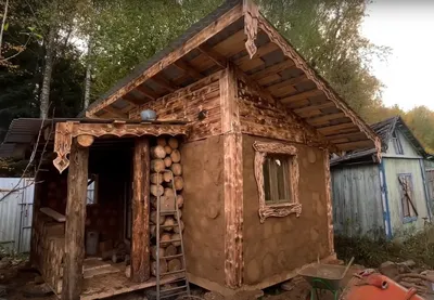 Робинзон из Чувашии, живший в лесу, показал свой новый дом из глины и чурок