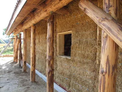Семья из Бреста строит бюджетный дом из соломы