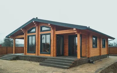 Деревянные дома из бревна: проекты и цены - купить готовые срубы домов из  бруса под ключ в Москве