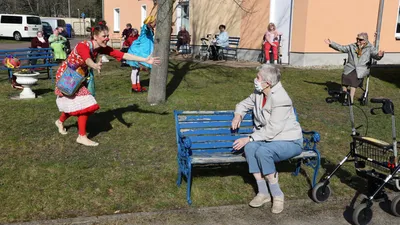 В Германии столетняя старушка сбежала из карантина к дочери на день рождения