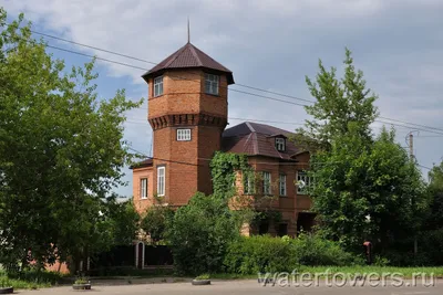 Маленький дом с башней - 61 фото