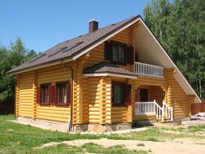 Небольшой оранжевый дом с белыми окнами и темной коричневой крышей металла  Стоковое Фото - изображение насчитывающей разделено, мало: 152589398