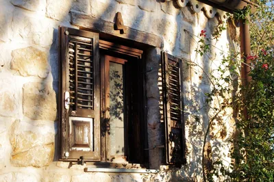 Три белых окна со ставнями в старом бревенчатом доме Stock Photo | Adobe  Stock