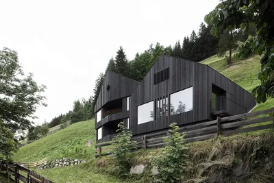 Роскошный деревянный дом шале в австрийских альпах горы между деревьями  Стоковое Фото - изображение насчитывающей ландшафт, кусты: 189196318