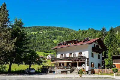 Типичные швейцарские дома в деревне Меррен в швейцарских Альпах - SWISS  ALPS, SWITZERLAND - 22 ИЮЛЯ 2019 Редакционное Изображение - изображение  насчитывающей природа, ландшафт: 160074915