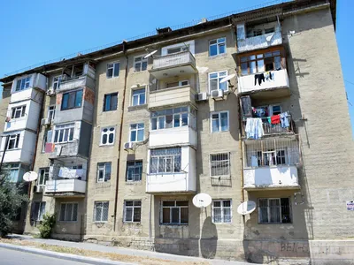 В Баку сносят старые дома и застраивают новые территории