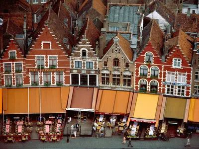 Красивые дома вдоль каналов Brugge, Бельгии Назначение туризма в Европе  Стоковое Изображение - изображение насчитывающей цвет, канал: 117693147