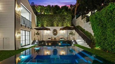 Самые красивые дома: Современный красивый дом с бассейном и эксплуатируемой  крышей в Беверли Хиллс 90210, Калифорния