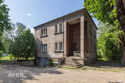 Worn старые советские жилые дома в Karosta, Liepaja, Латвии Редакционное  Стоковое Изображение - изображение насчитывающей конкретно, зеленый:  99079459
