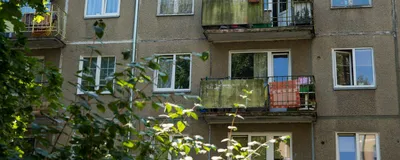 Деревянный дом в Латвии стоковое фото. изображение насчитывающей публика -  75429052