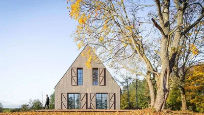 Новые красивые дома в лете, Литва Стоковое Изображение - изображение  насчитывающей стена, дома: 107979953