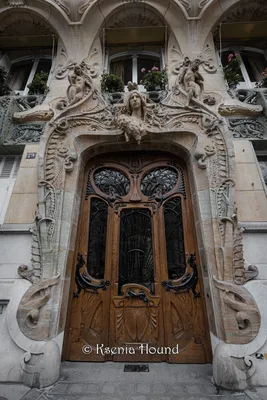 1. Фасад дома в Париже с окном, …» — создано в Шедевруме
