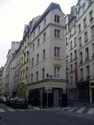 Жилые дома в Париже, Франции Стоковое Изображение - изображение  насчитывающей парижско, достопримечательностью: 89254225