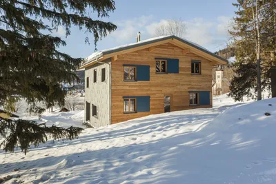 Самые странные дома: в швейцарской деревне Вальс построили дом внутри холма