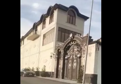 Куратор челябинских зон Ахмед Шалинский построил дворец в Чечне. На воротах  — воровские звезды. ФОТО