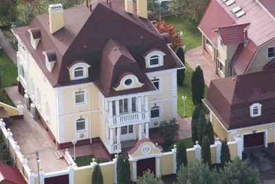Как выглядят дома знаменитостей, проживающих на Рублевке | Архитектура и  строительство