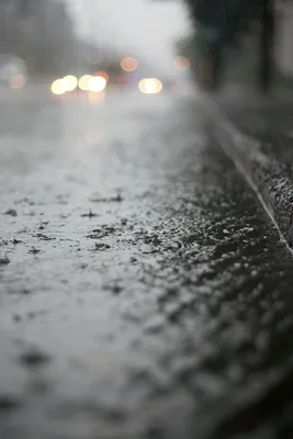 Дождь на улице стоковое изображение. изображение насчитывающей выплеск -  26693603