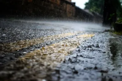 Вождение в дождь: 6 нюансов и 7 важных правил
