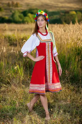 Русский народный стилизованный костюм:: сарафан, блузка, и кокошник.