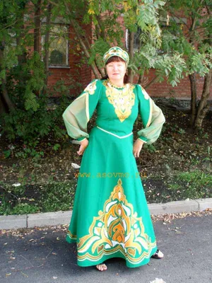 Русский народный костюм. В состав костюма входит: сарафан, блузка, передник  и кокошник. Цвет зеленый.