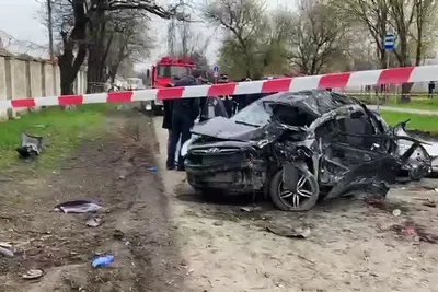 Два трупа и сгоревшие \"Жигули\": фото с места ДТП под Волгоградом