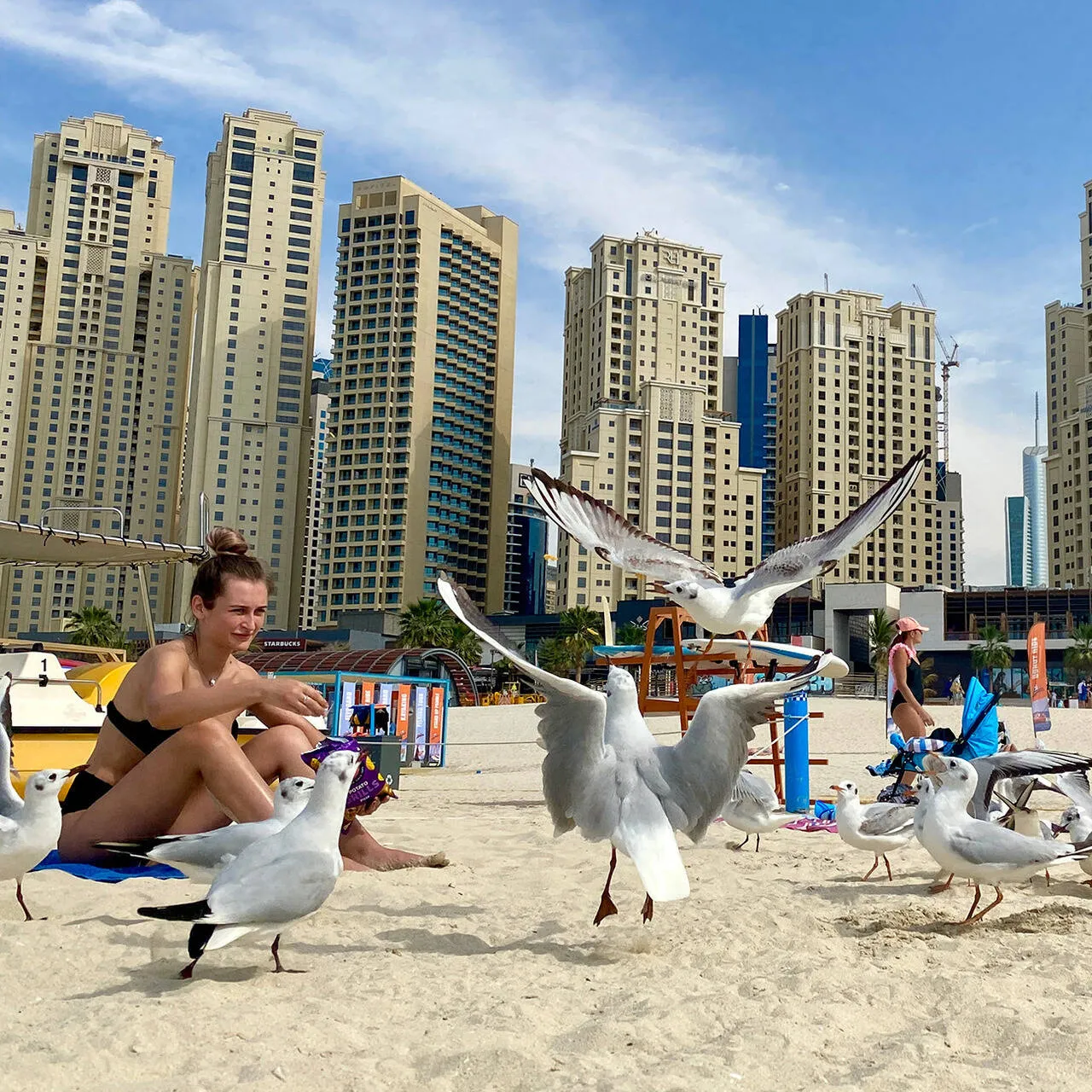 Население дубая 2024. Дубай фото туристов. Дубай 2024 поездка. Дубай 2000. Праздники в Дубае 2024.