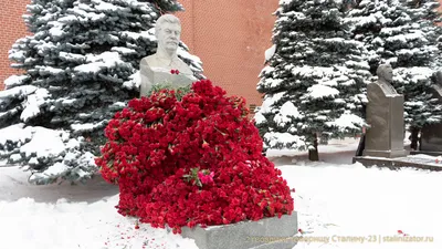 Заказать резной гранитный памятник на могилу Две Гвоздики дешево в СПб