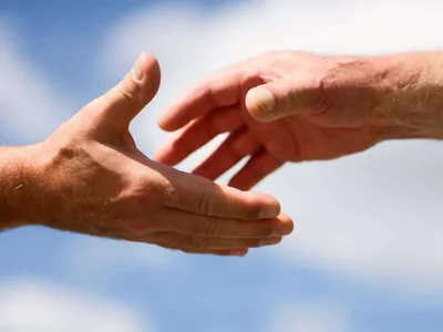 Изображение двух рук, символизирующих единство