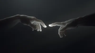 Фотография двух рук, которые создают музыку